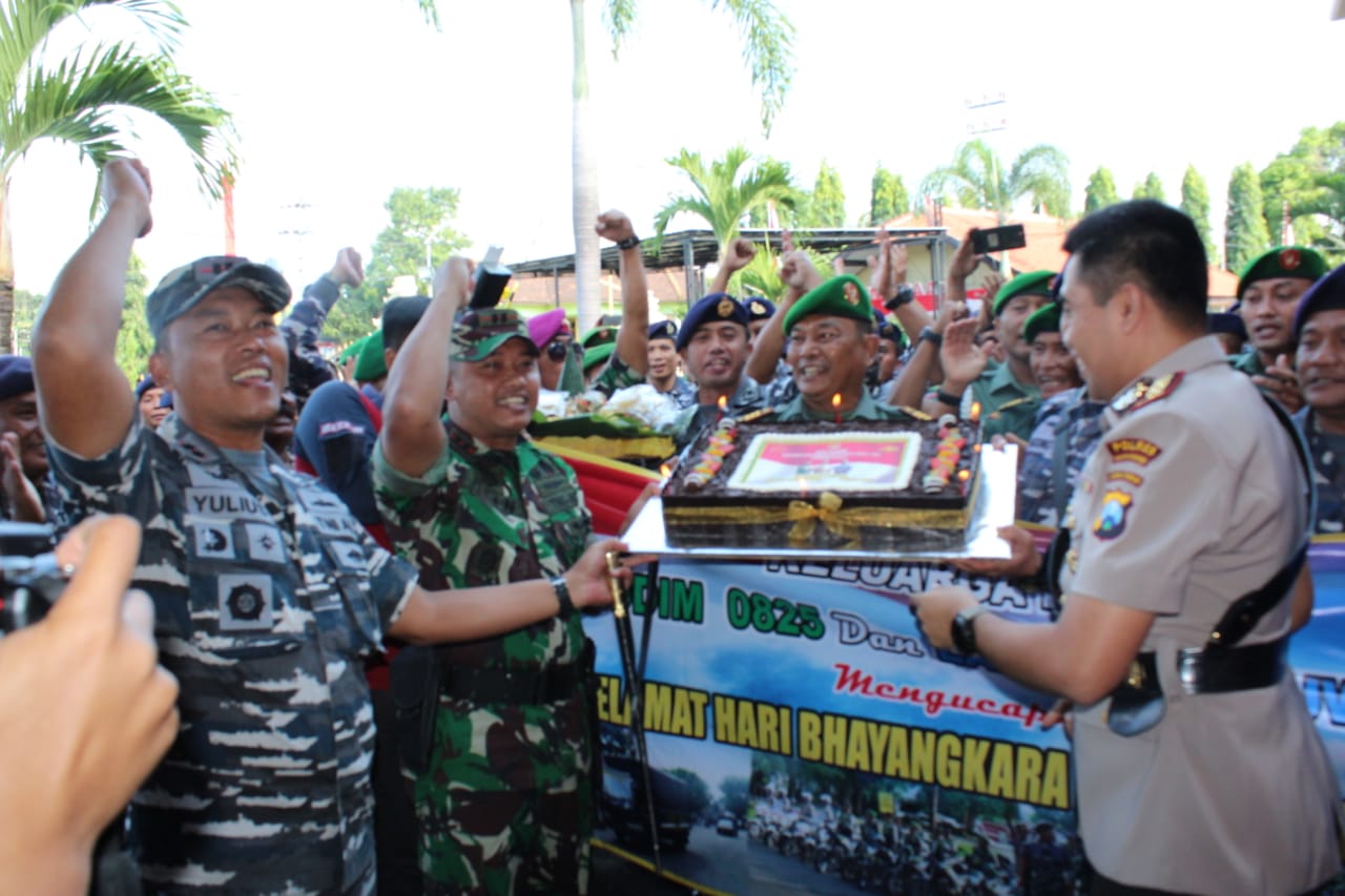 010719 Prajurit Lanal Banyuwangi Datangi Markas Polres Banyuwangi -1