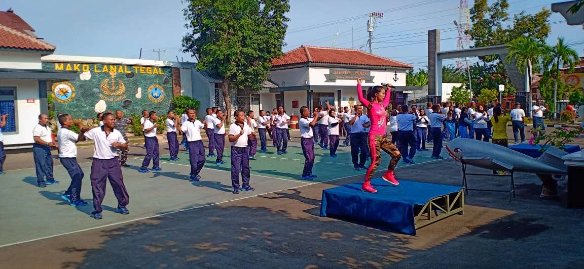 011119 Komandan Lanal Tegal Olahraga Bersama Prajuritnya -2