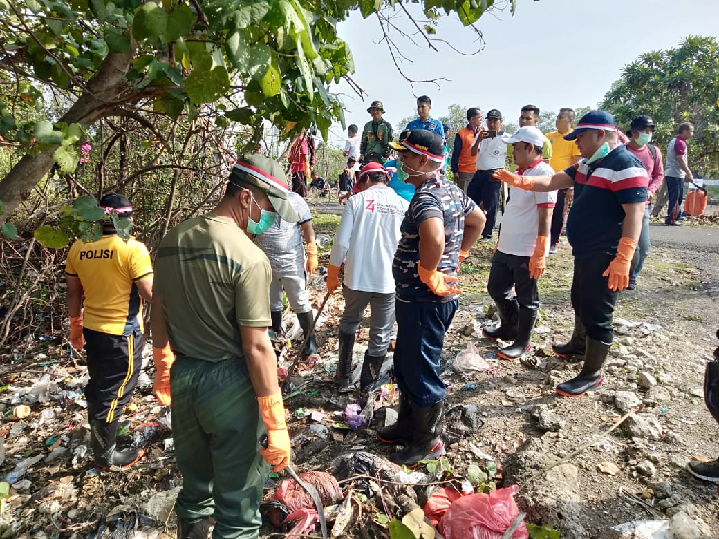 011219 Prajurit Lanal Batuporon Terjun Kerja Bakti Bersihkan Sungai -2