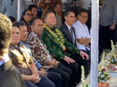 Proses Uji Coba Starlink di Puskesmas Pembantu Denpasar diikuti oleh Elon Musk CEO SpaceX Elon Musk saat mengikuti uji coba layanan internet Starlink di Puskesmas Pembantu Sumerta Klod, Denpasar, Bali, Minggu (19/5/2024). ANTARA/Ni Putu Putri Muliantari