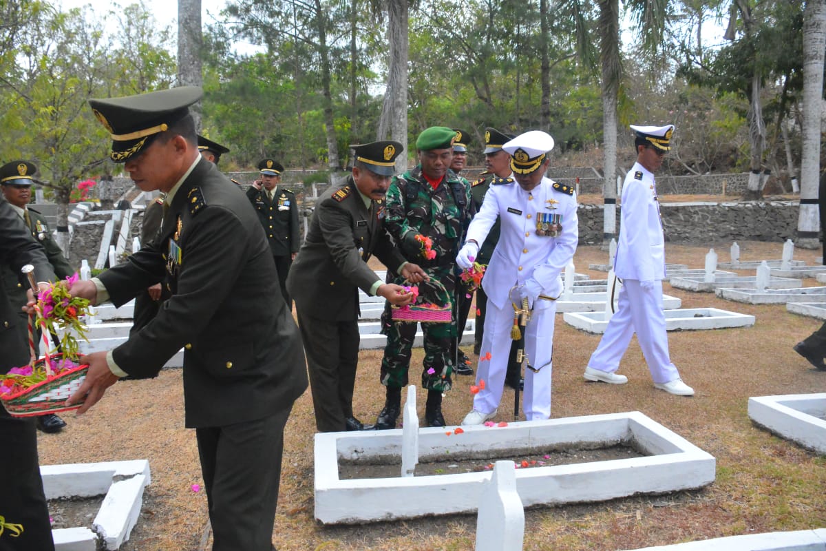 031019 Lanal Cilacap lkuti Upacara Ziarah Nasional di TMP Surengrono -2