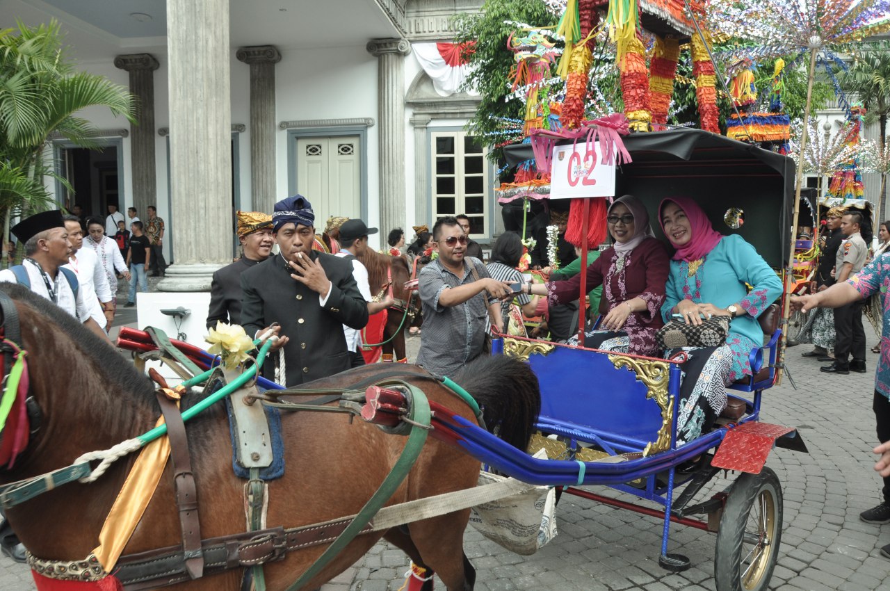 Ibu Ketua Cabang 4 Korcab V DJA II Hadiri Karnaval Dukderan Tradisi Sambut Kedatangan Bulan Romadhon