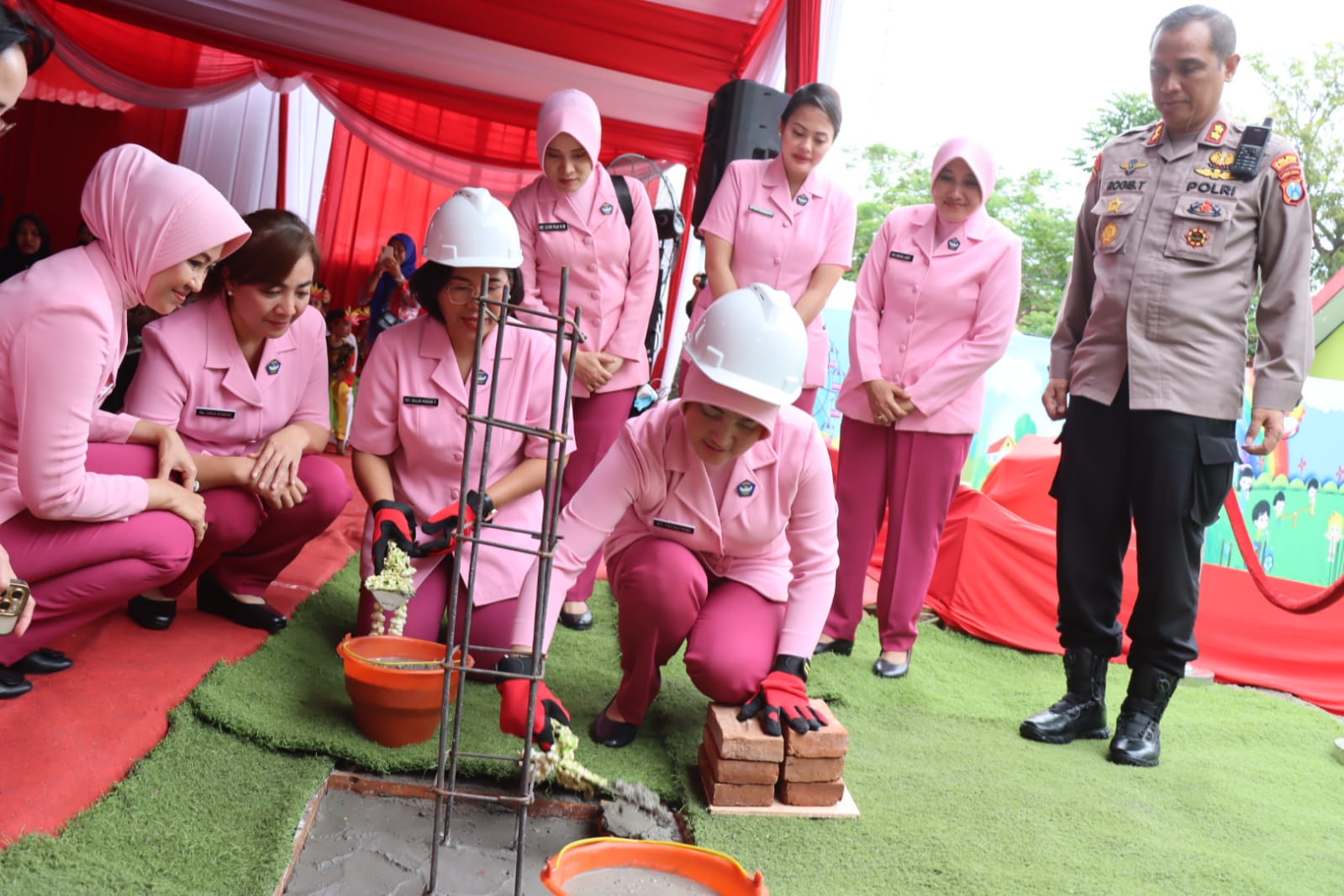 Ketua Pengurus YKB Daerah Jatim Letakkan Batu Pertama Pembangunan TK Kemala Bhayangkari 66