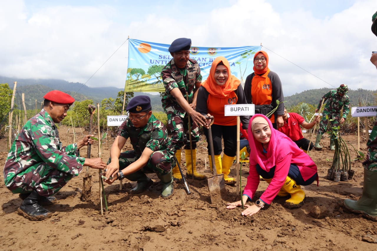 071019 Komandan Lanal Malang Awali Penanaman Mangrove -3