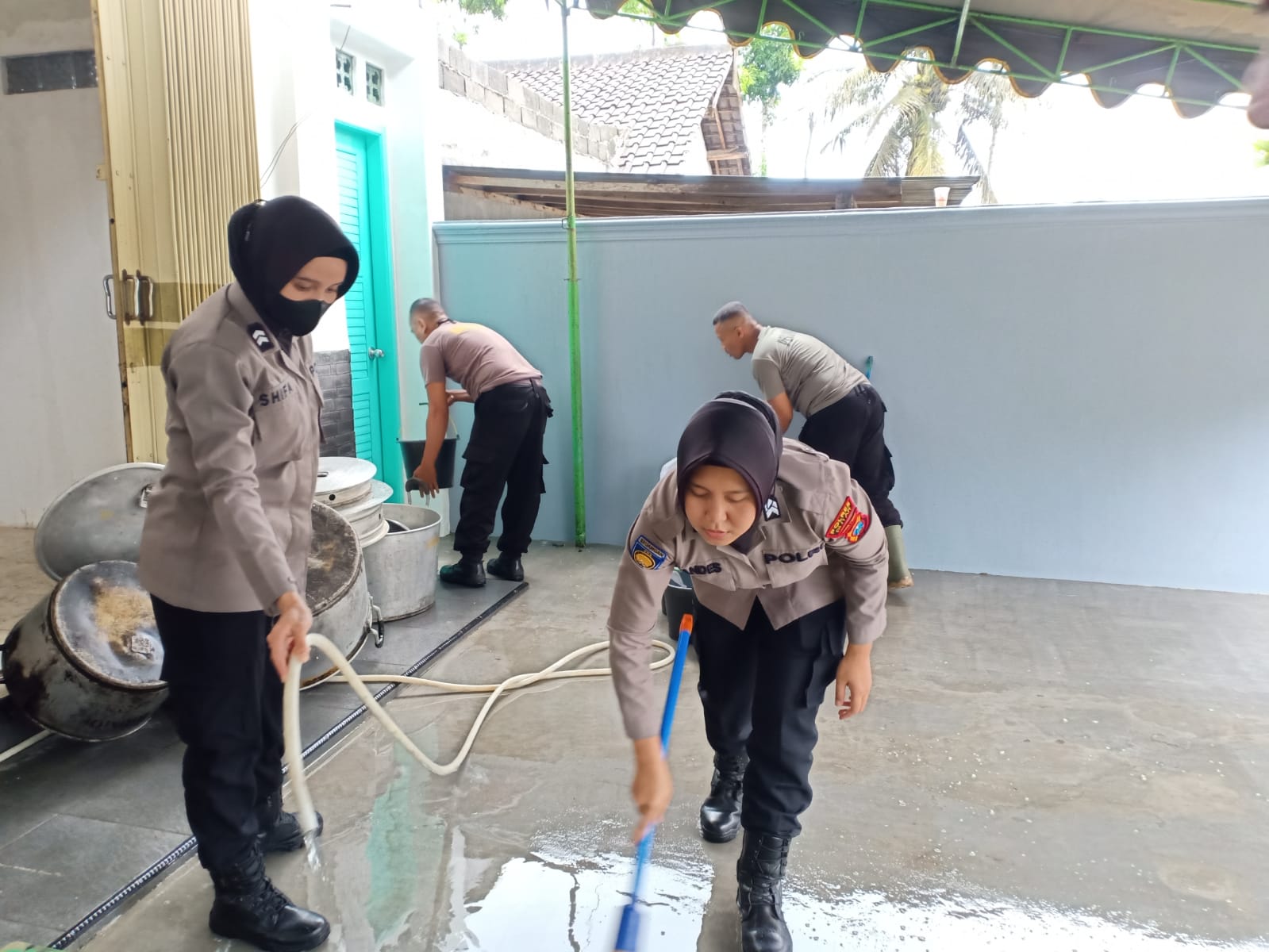 Polwan Polres Blitar Bantu Dapur Lapangan dan Beri Trauma Healing Korban Banjir