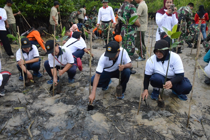 090719 Komandan Lanal Denpasar Hadiri Acara Penanaman -4