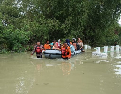Warga Terjebak Banjir, Petugas Gabungan Polres Grobogan dan BPBD Lakukan Evakuasi