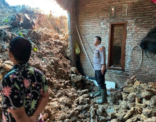 Polsek Klambu Polres Grobogan Tinjau Lokasi Longsor