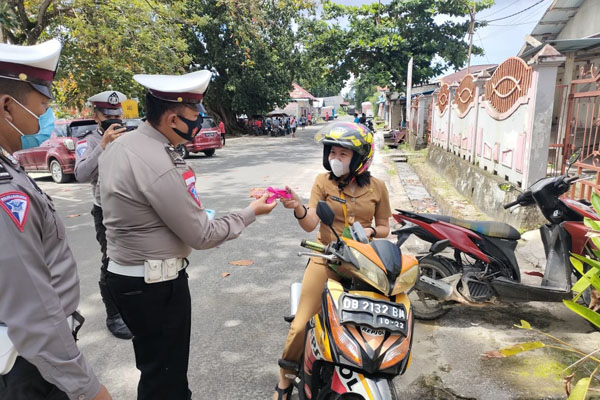 Sambil Edukasikan Disiplin Lalu Lintas dan Prokes, Polres Kepulauan Talaud Juga Bagikan Masker dan Cokelat Gratis