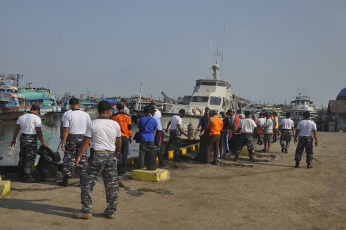 120919 Lanal Tegal Ajak Unsur Maritim dan Masyarakat Bersih-bersih Pantai -3