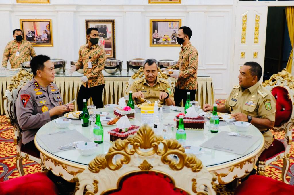 Silaturahmi Kapolda Riau Irjen Pol Muhammad Iqbal Di sambut Hangat Gubernur Syamsuar.