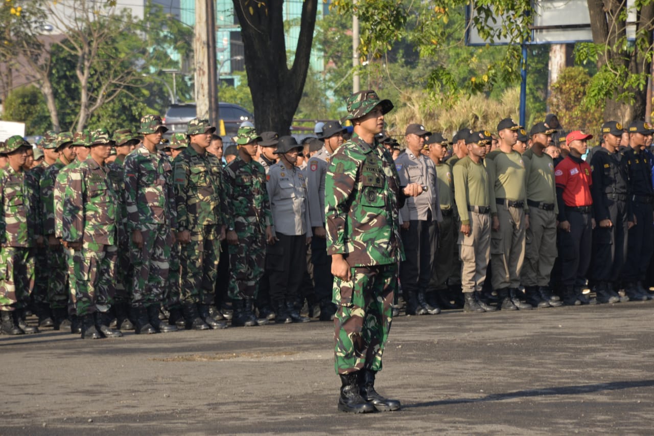 200919 Prajurit Lantamal V Turut Bersihkan Kalimas Sambut HUT Ke - 74 -2