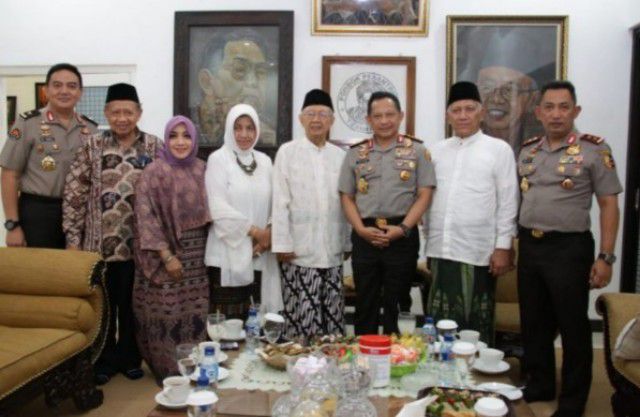 Usai Silaturahmi Ke Ponpes Tebu Ireng, Kapolri Ziarah Ke Makam KH. Hasyim Asy’ari dan KH. Abdurrahman Wahid