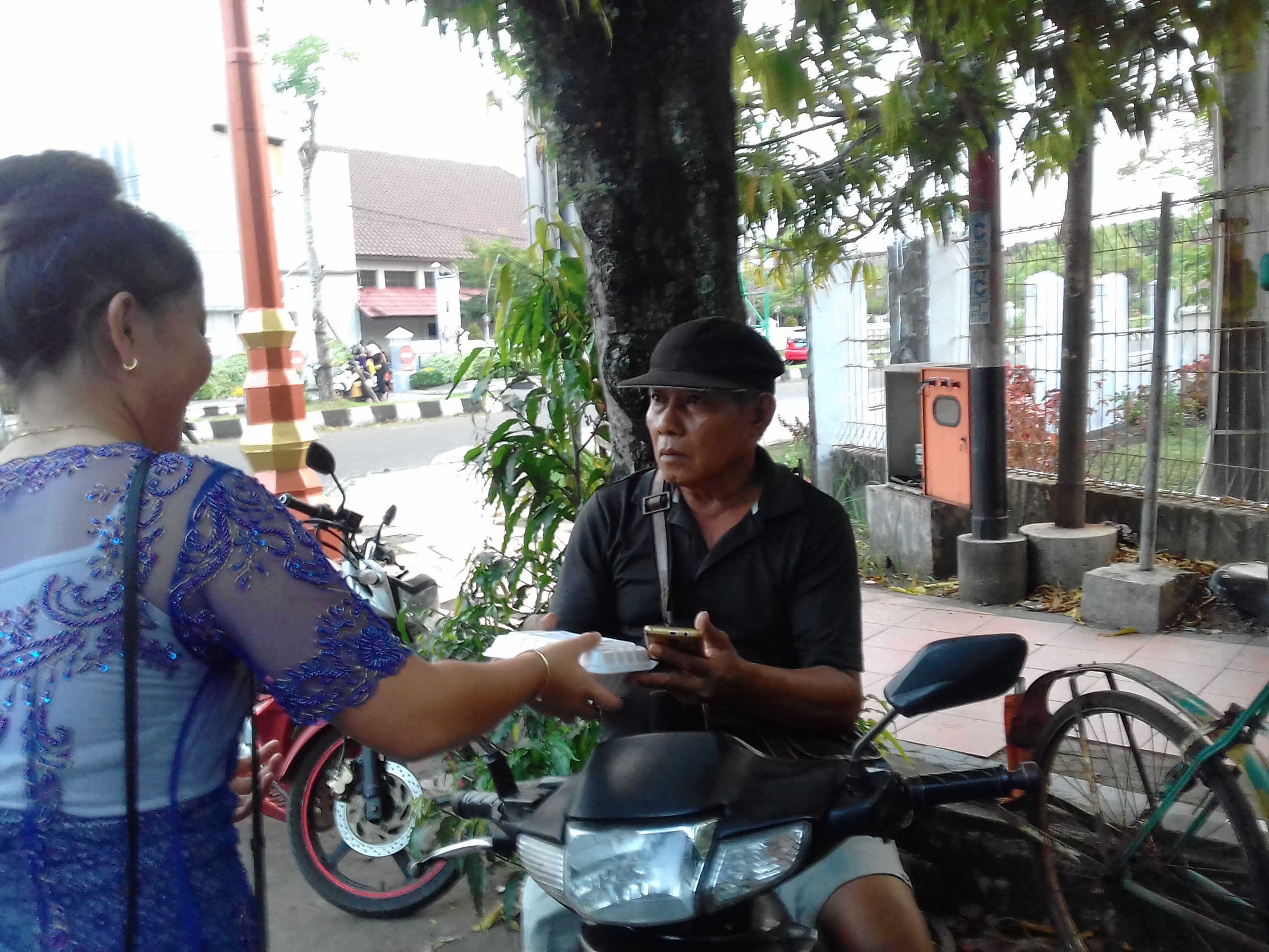 Siswa SMP Pius Berbagi Kasih dengan Bagikan Takjil kepada Tukang Becak dan Tukang Parkir