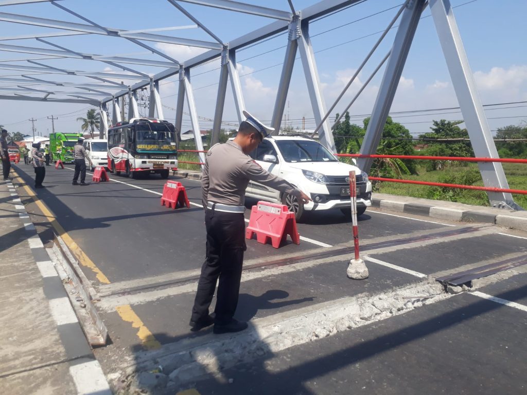 Rekayasa Lalin dilakukan Satlantas Res Pekalongan Karena Jembatan Pait Retak dan Berpotensi Membahayakan.