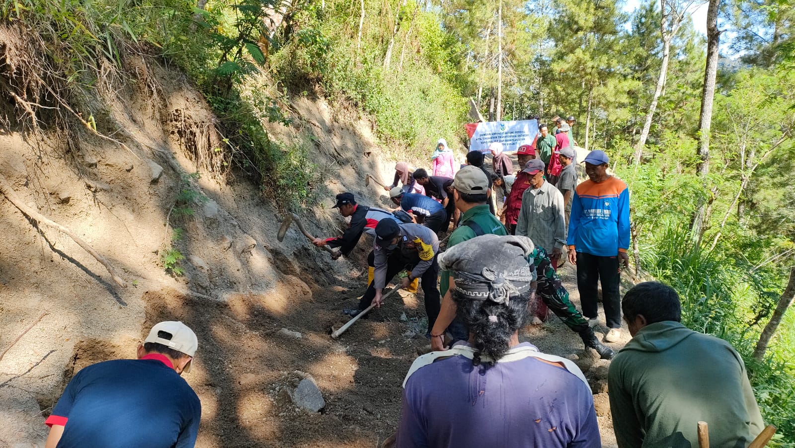 Kompak Polisi Bersama TNI Bantu Warga Buka Jalan Baru di Pacitan