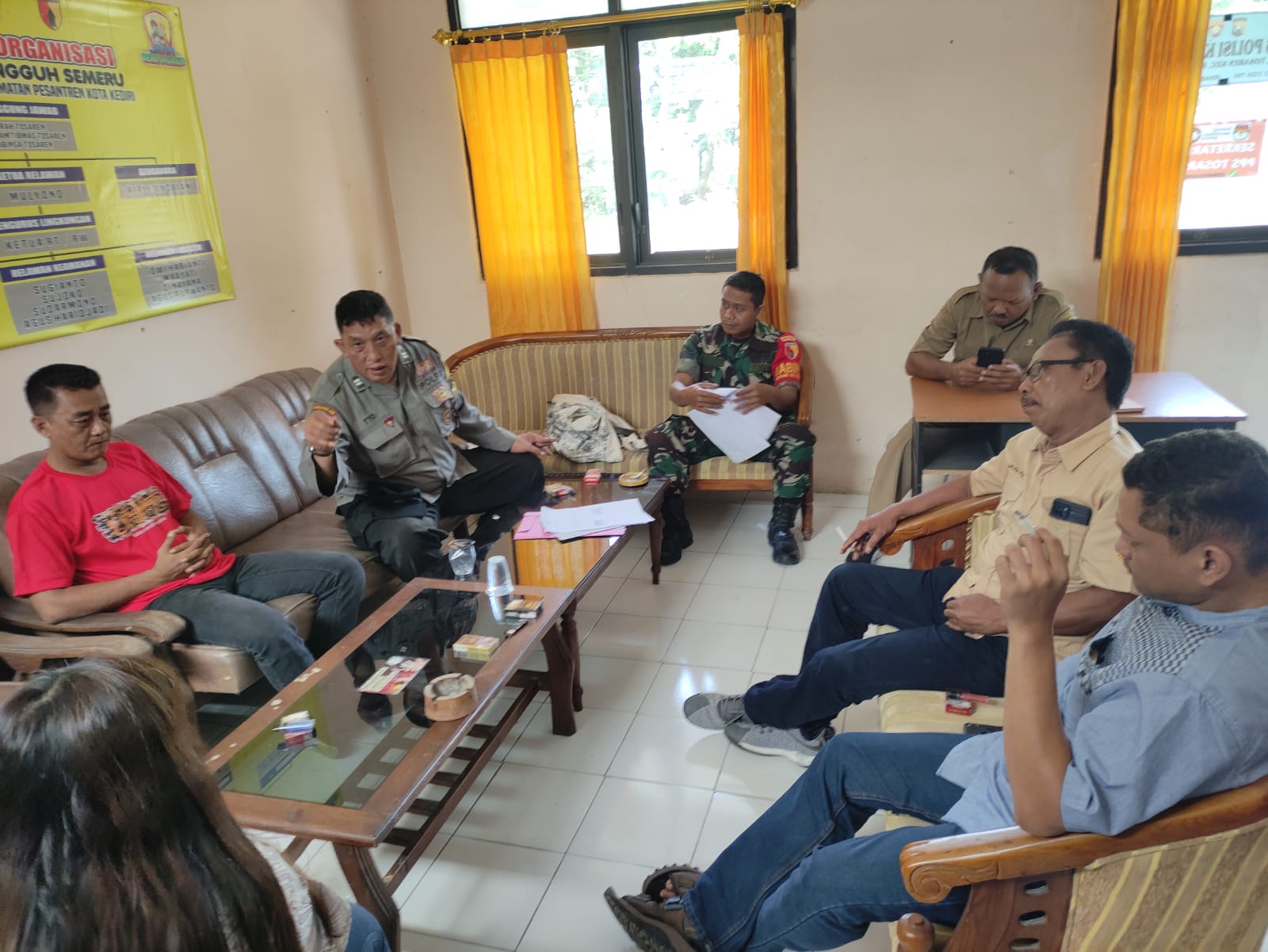 Di Omah Rembuk Polisi RW Selesaikan Permasalahan Pemilik Cafe Karaoke Dengan Warga Kediri Kota