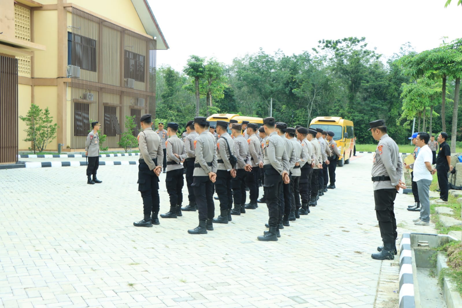 Amankan Pilkades Serentak, Polres Tulang Bawang Barat Kirim Satu Peleton BKO ke Polres Way Kanan.