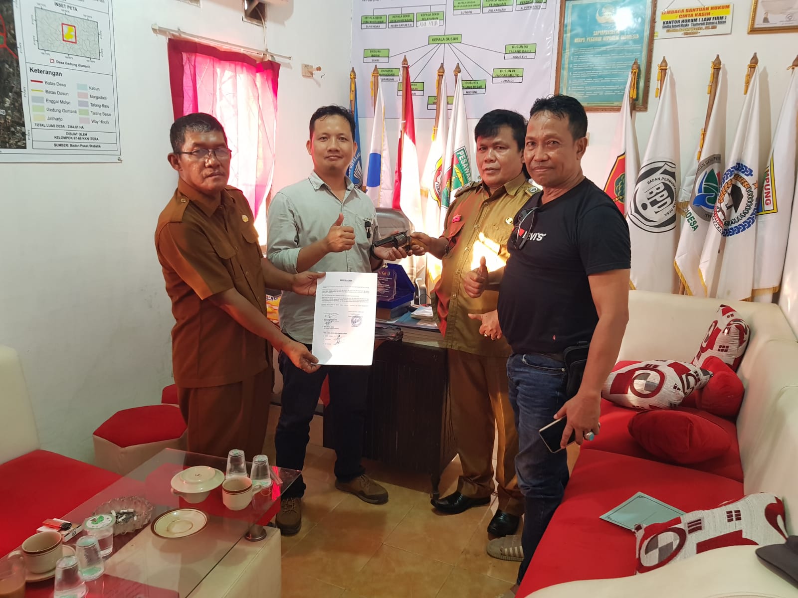 Dua Jajaran Polsek di Pesawaran Terima Penyerahan Senpi Rakitan Dari Warga