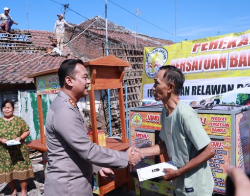 Kolaborasi Polres Kediri Bersama OBJI Salurkan Bantuan Gerobak Dagang Untuk UMKM