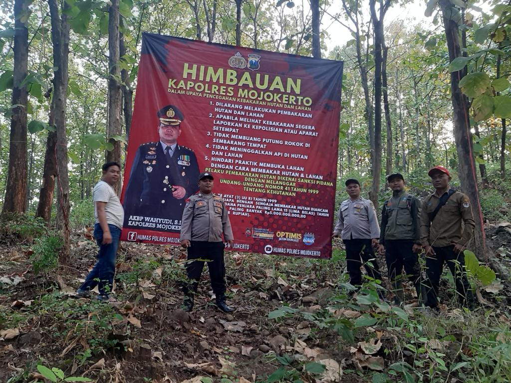 Cegah Kebakaran Hutan Polres Mojokerto Edukasi Warga dan Pasang Himbauan Karhutla