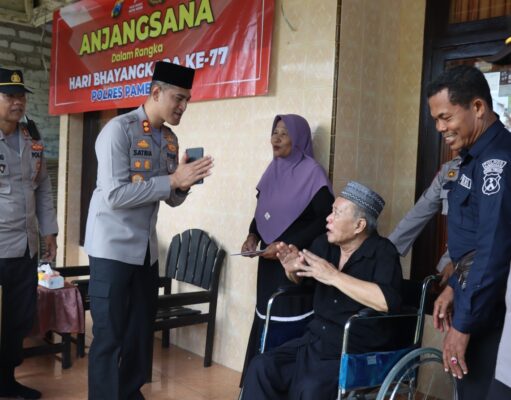 Kapolres Pamekasan Berikan Bantuan Kunjungi Purna Polri yang Sakit Menahun