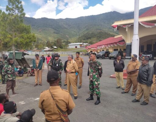 Dansatgas Yonif RK 115 / ML Dampingi Masyarakat Sampaikan Aspirasi Ke Pemda Puncak Jaya