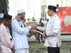 Kapolda Aceh Serahkan Hewan Kurban Ke Masyarakat