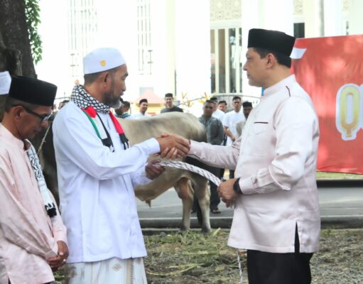 Kapolda Aceh Serahkan Hewan Kurban Ke Masyarakat
