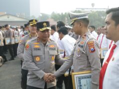 Kapolda Jatim Beri Penghargaan Kepada 59 Personel Polda dan Polres Yang Beprestasi
