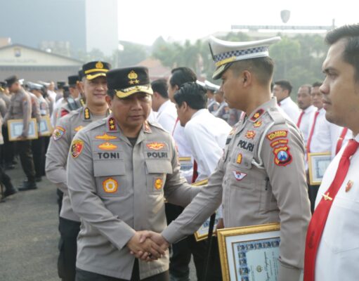 Kapolda Jatim Beri Penghargaan Kepada 59 Personel Polda dan Polres Yang Beprestasi