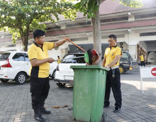 Peduli Lingkungan, Polres Pelabuhan Tanjungperak Bersihkan Kawasan Wisata Religi Sunan Ampel