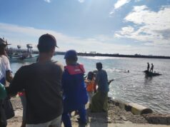 Tim SAR Gabungan Satpolairud Polres Situbondo Berhasil Evakuasi Awak Servis Boat di Perairan Mangaran