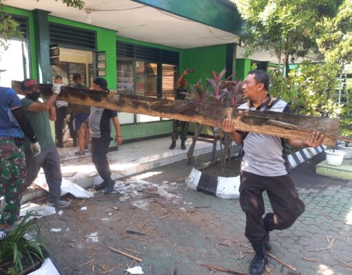 Solid, TNI – Polri di Sidoarjo Gotong – Royong Perbaiki Mako Koramil Tanggulangin