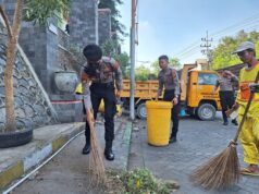 Sambut Hari Bhayangkara ke-77, Polisi Bersihkan Wisata Religi Makam Wali di Gresik