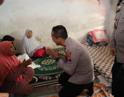 Polres Gresik Door to Door Dengar Keluhan Warga di Desa Suci