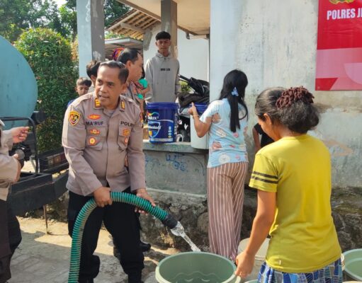 Tindaklanjuti Jumat Curhat Polres Jember Salurkan Bantuan Air Bersih Untuk Warga