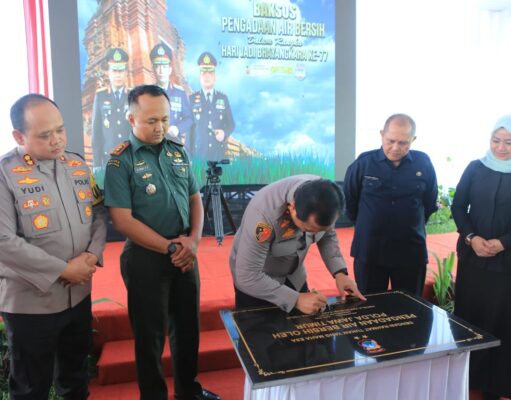 Sambut Hari Bhayangkara ke 77 Kapolda Jatim Salurkan Bantuan Air Bersih dan Bedah Rumah