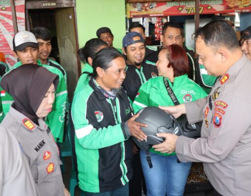 Polres Blitar Sampaikan Pesan Kamtibmas Kepada Komunitas Ojol Melalui “Tiada Hari Tanpa Teman Baru”