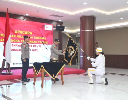 Kapolda Jatim Pimpin Upacara Pemuliaan Nilai Luhur Tribrata Pataka Polda Jatim “Tan Hana Dharma Mangrwa”