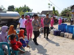 Polres Tuban Droping Air Bersih Untuk Warga di Pegunungan