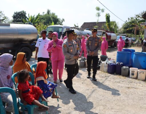 Polres Tuban Droping Air Bersih Untuk Warga di Pegunungan