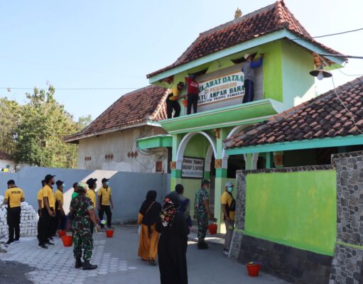 Polres Pamekasan Beri Bantuan 5 Gerobak dan 5 Tenda untuk UMKM di Pasarean Batu Ampar