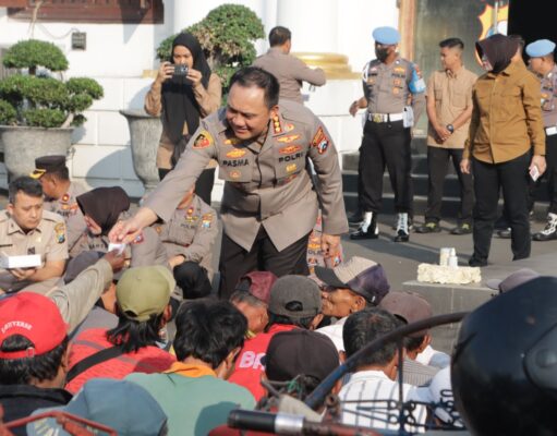 Menjalin Kebersamaan, Polrestabes Surabaya Sarapan Bareng 600 Abang Becak