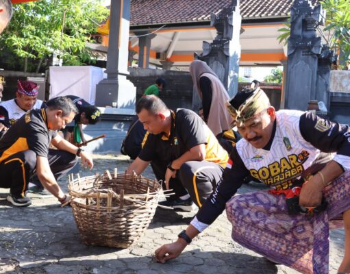 Bakti Religi Hari Bhayangkara ke 77 Polresta Banyuwangi Bersihkan Rumah Ibadah di Bumi Blambangan