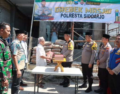 Peduli Tempat Ibadah, Polresta Sidoarjo Serahkan Bantuan ke Masjid At Taqarrub