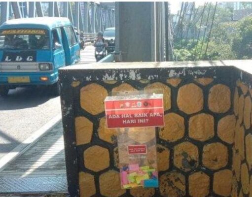 Peduli Keluh Kesah Masyarakat Polisi Pasang Box Curhat dan Motivasi di Jembatan Suhat Kota Malang