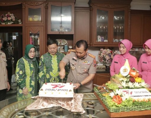 Polda Jatim Laksanakan Tradisi Anjangsana Kepada Para Mantan Kapolda di Hari Bhayangkara