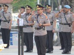 Peringati Hari Bhayangkara ke 77 Polda Jatim Ziarah di Taman Makam Pahlawan dan Tabur Bunga di Laut Jawa