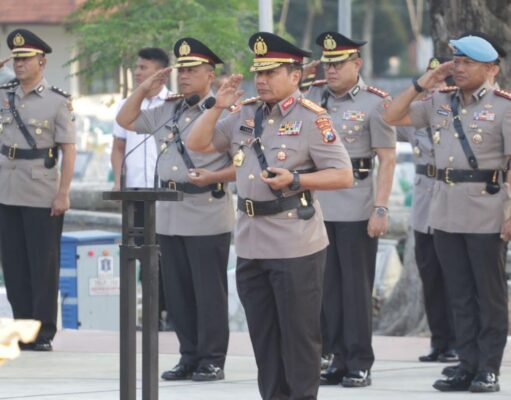 Peringati Hari Bhayangkara ke 77 Polda Jatim Ziarah di Taman Makam Pahlawan dan Tabur Bunga di Laut Jawa